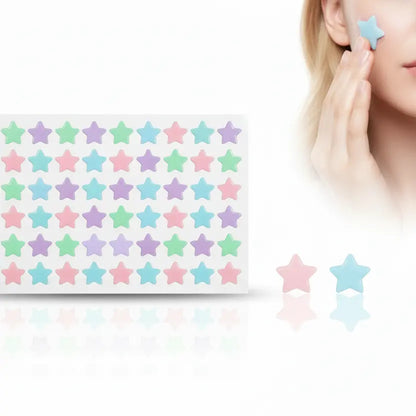 Une planche de patchs anti-boutons en forme d’étoile aux couleurs pastel (rose, bleu, vert, violet) est présentée à côté d’un visage partiellement visible sur lequel une étoile bleue est appliquée sur la joue, illustrant leur utilisation pour traiter les imperfections de la peau. Deux patchs sont aussi visibles en avant, hors de la planche, pour montrer leur texture et leur forme.